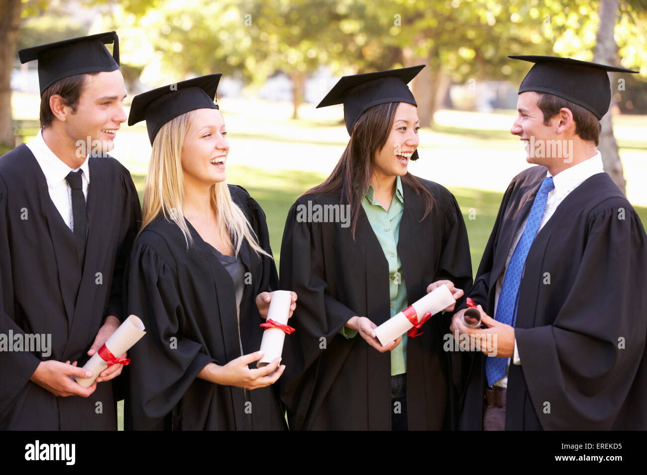 Gruppo di studenti che frequentano Ceremonia di consegna dei diplomi Foto Stock