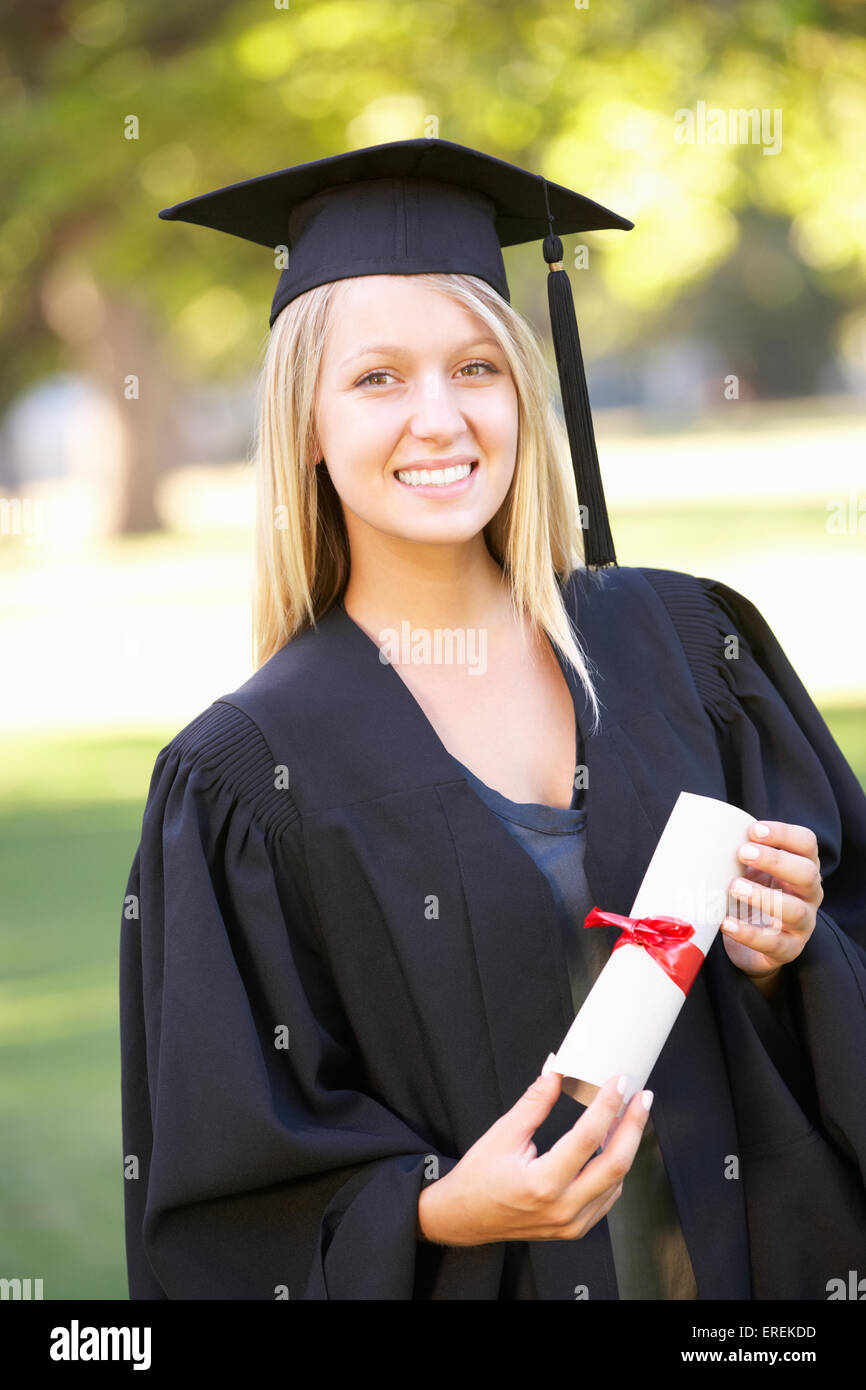 Studentessa frequentando Ceremonia di consegna dei diplomi Foto Stock