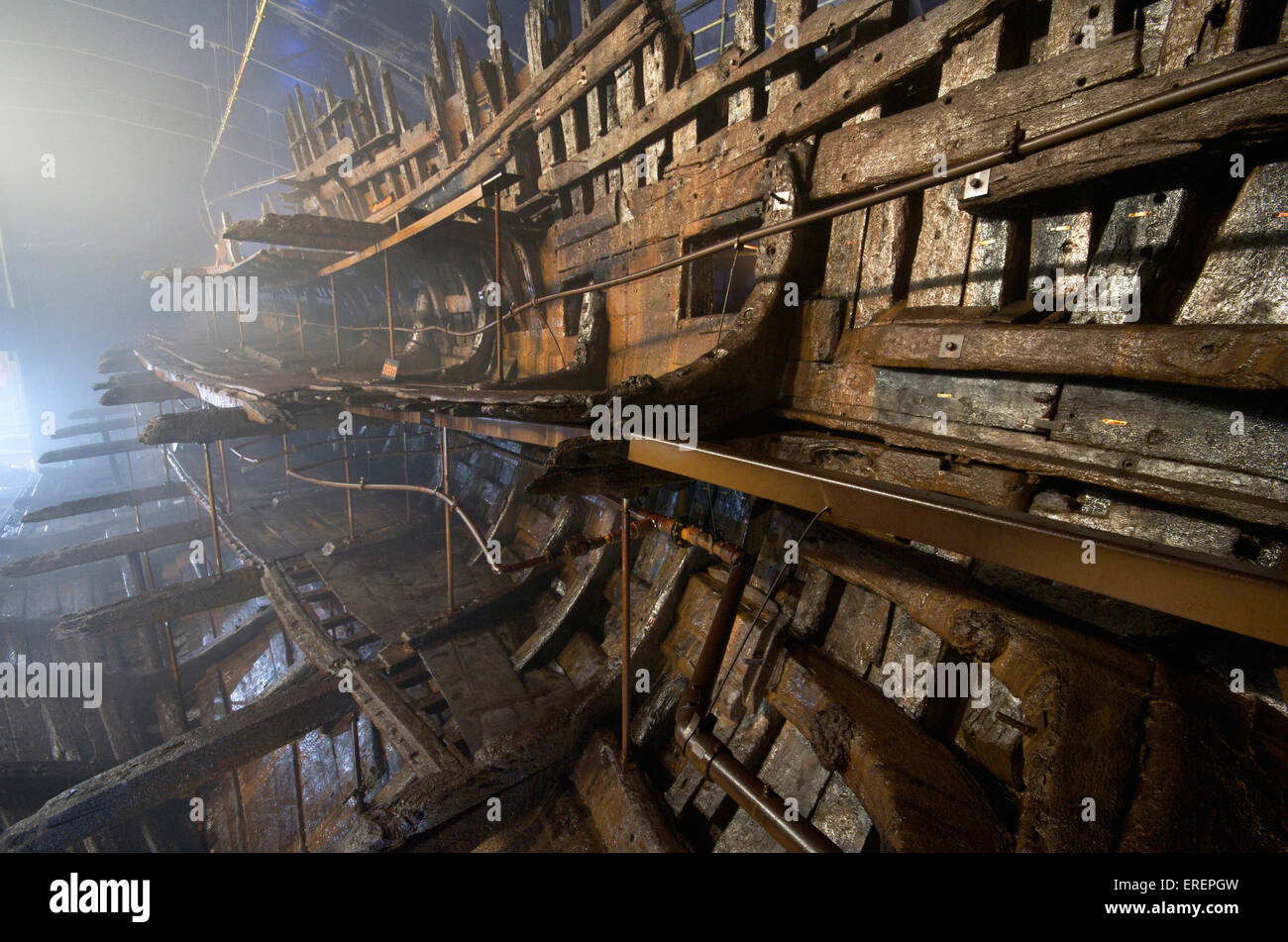 Lo scafo della Mary Rose in Mary Rose nave Hall di Portsmouth Historic Dockyard, durante la fase finale di spruzzatura. Foto Stock