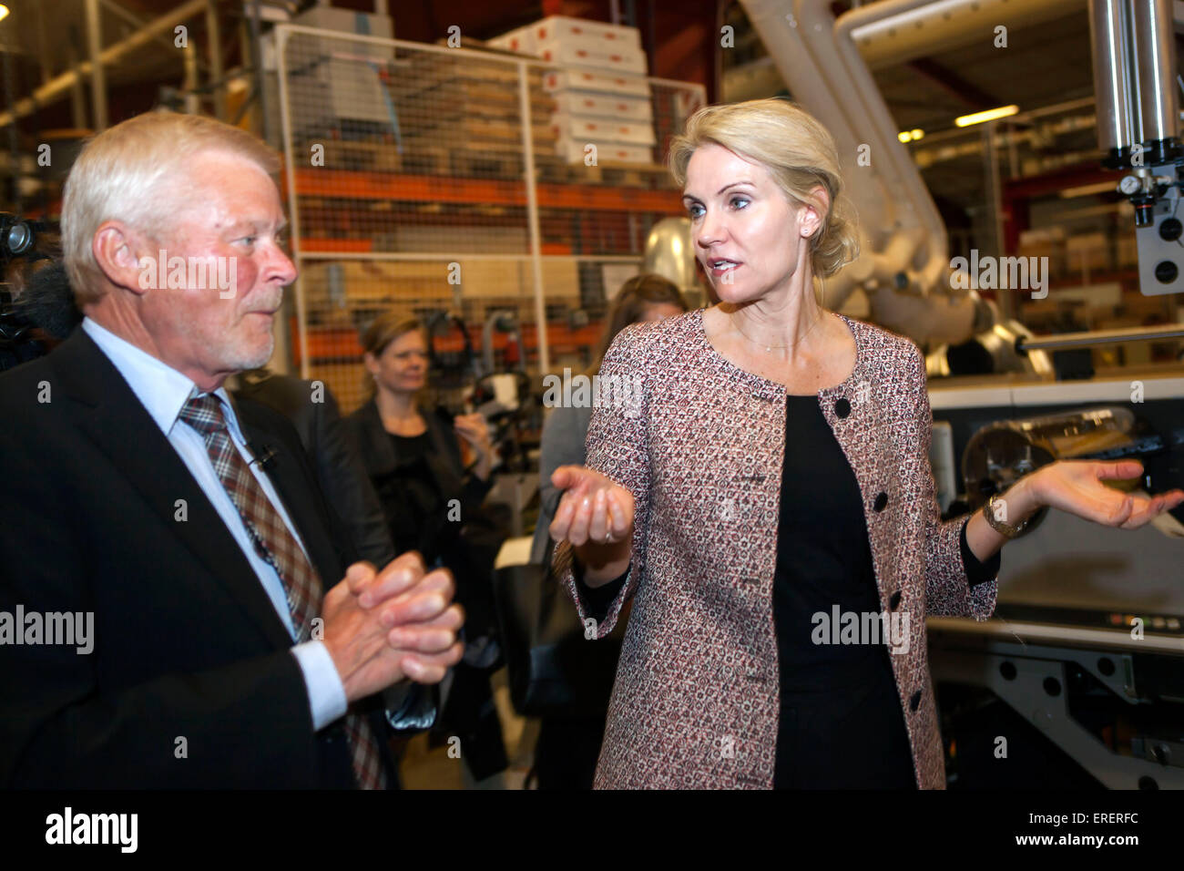 Slagelse, Danimarca, Giugno 2nd, 2015. PM danese, Helle THORNING-SCHMIDT (Soc. dem.), incontra il management e i dipendenti al produttore della macchina Nilpeter in Slagelse. Sulla foto CEO lars Eriksen e il PM parlare di come la produzione è organizzata Credito: OJPHOTOS/Alamy Live News Foto Stock