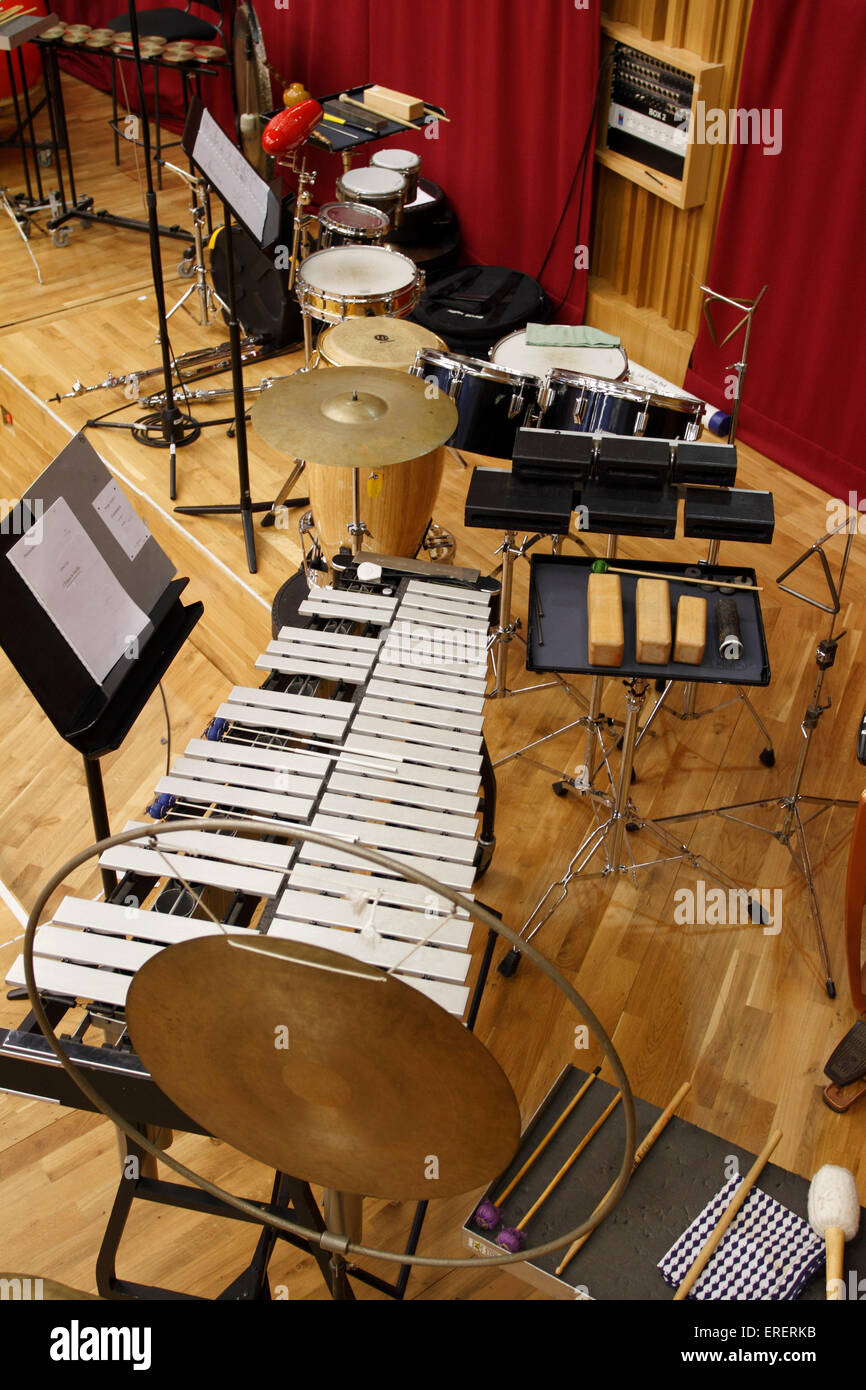 Un set di percussioni su stadio comprendendo un vibrafono, blocchetti di legno, polyblocks, cembali e un gong Foto Stock