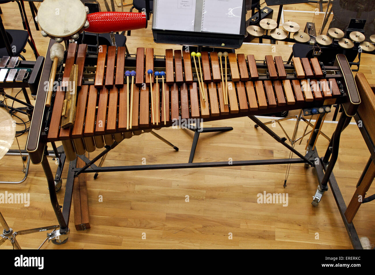 Un set di percussioni su stadio comprendendo uno xilofono, crotales a montato guiro e è montato un tamburello Foto Stock