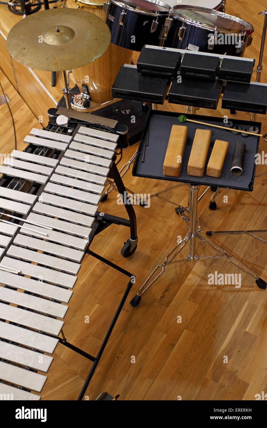 Un set di percussioni su stadio comprendendo un vibrafono, blocchetti di legno, polyblocks, cembali e un gong Foto Stock