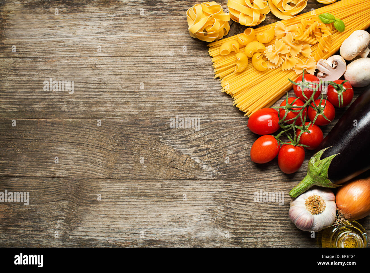 Raccolta di pasta con gli ingredienti più freschi sul sottofondo in legno Foto Stock
