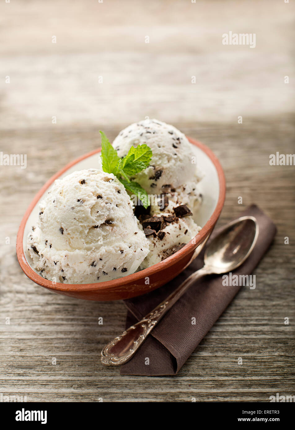Stracciatella gelato su uno sfondo di legno vicino fino Foto Stock