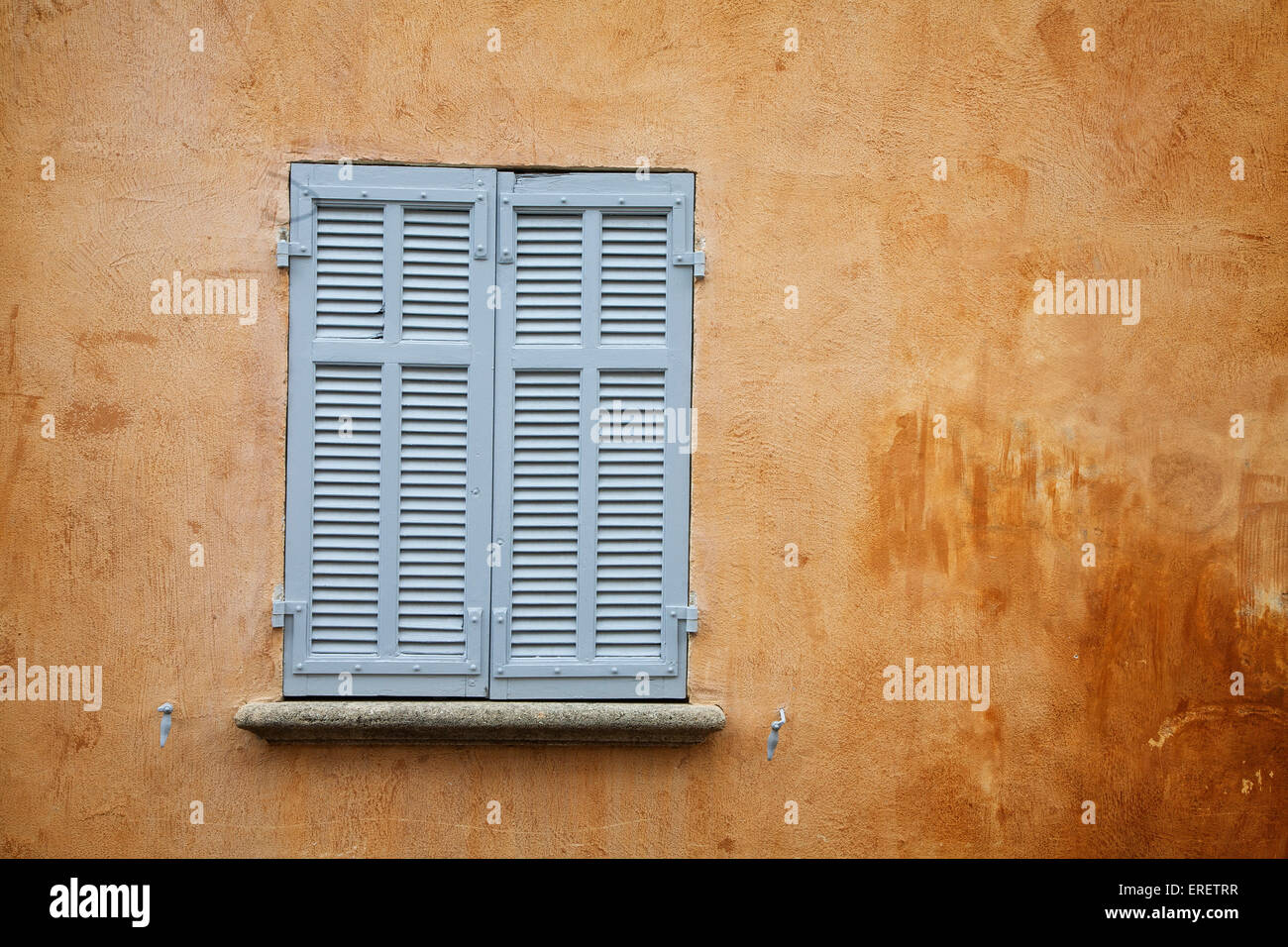 Persiane alle finestre in Aix en Provence, Francia Foto Stock