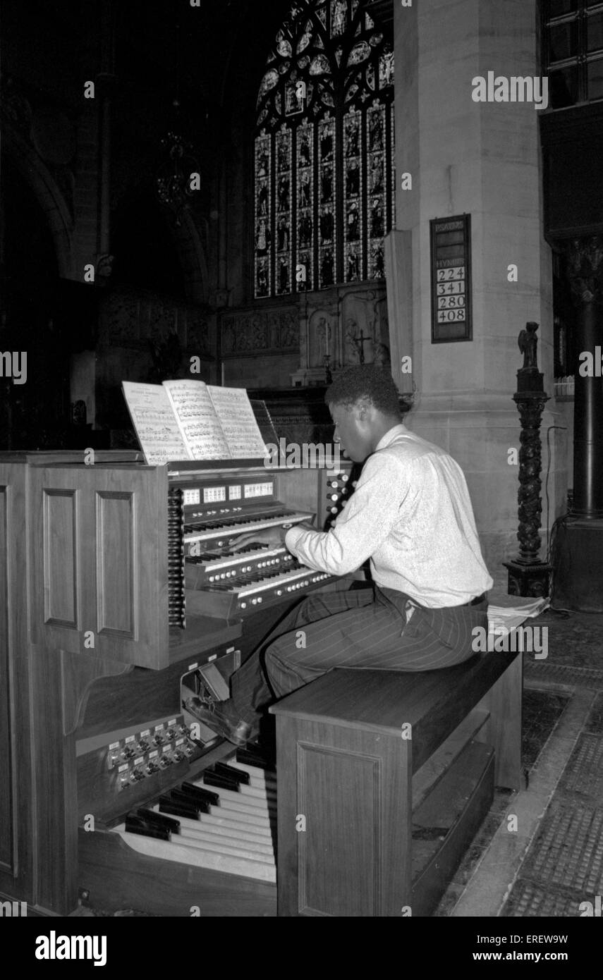 British organista e direttore Wayne Marshall giocando un Rodgers organo in una chiesa di Londra nel 1990. 13 gennaio 1961-. Foto Stock