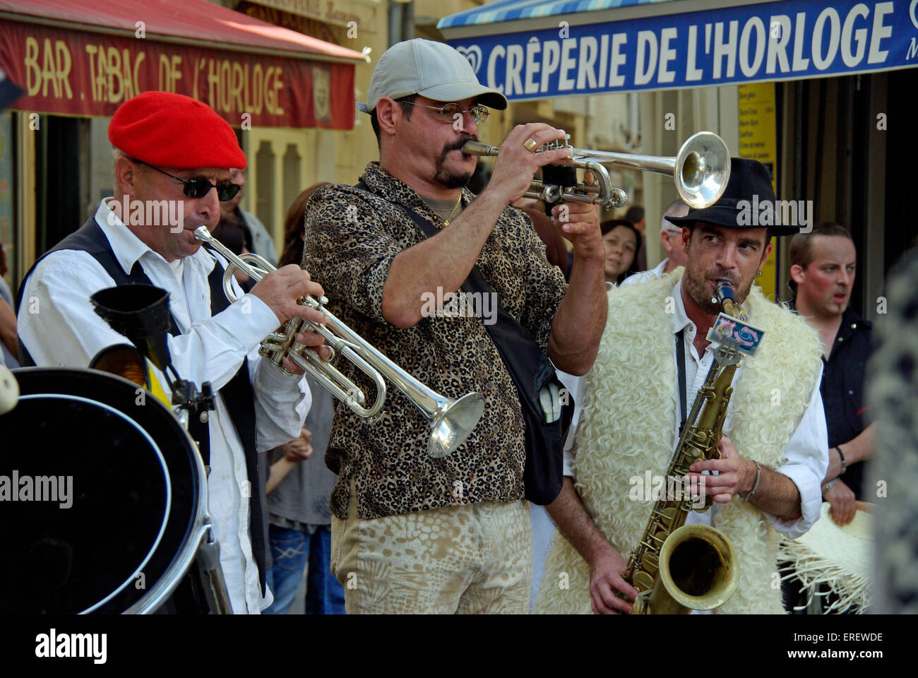 Musicisti di strada eseguendo in Bagnols-sur-Cèze, vicino a Avignon, Francia meridionale. Foto Stock