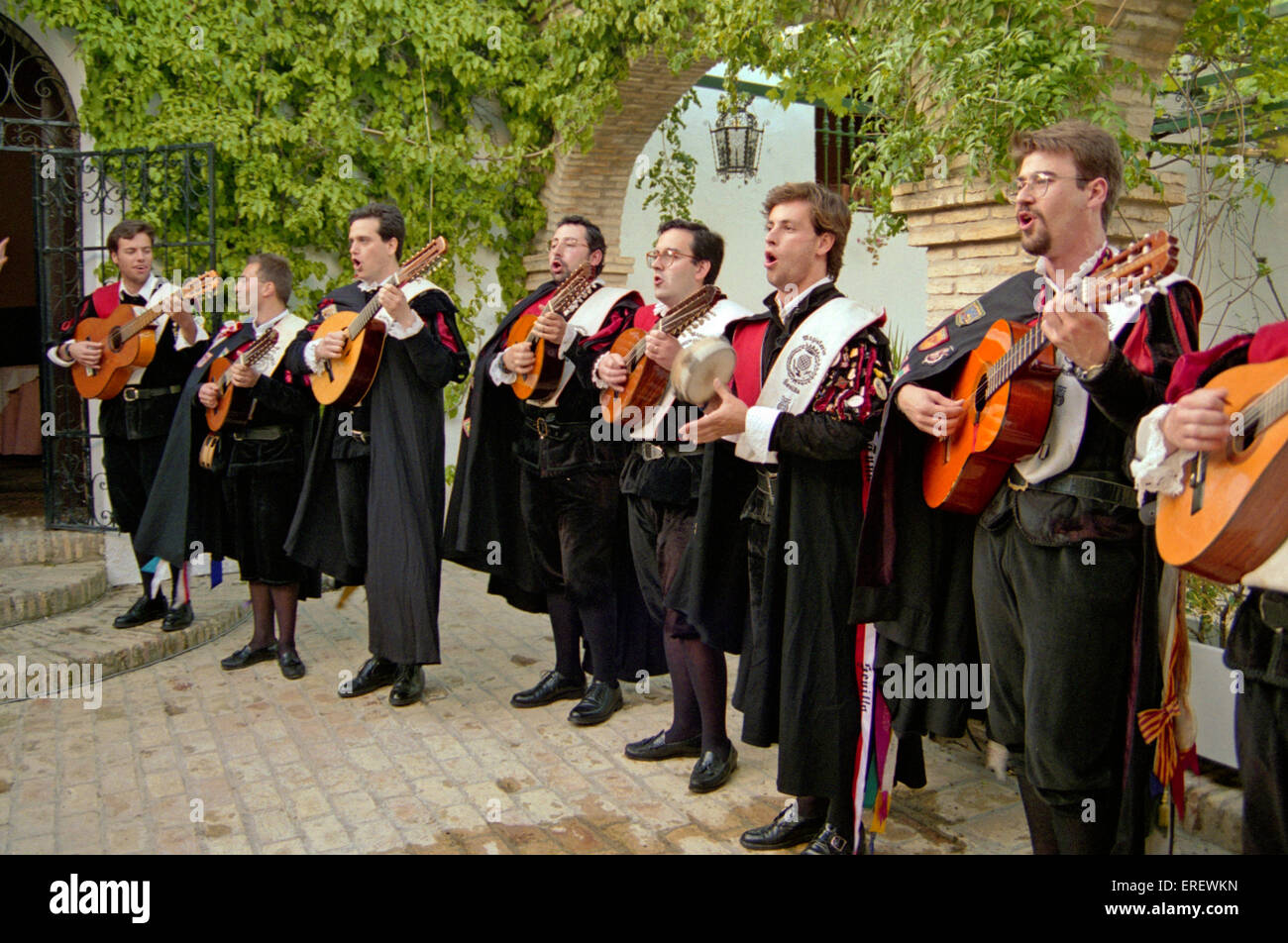 Spagnolo ensemble rondalla riproduzione di chitarre e lodi. La lode è un 12-stringa strumento pizzicata con un collo corto. La parola Foto Stock