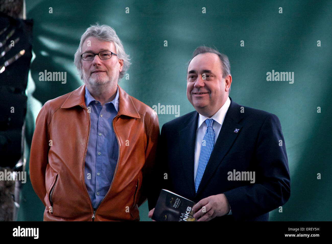 Uomo politico scozzese Alex Salmond condiviso una barzelletta con Scottish scrittore di fantascienza Iain Banks a Edinburgh International Foto Stock