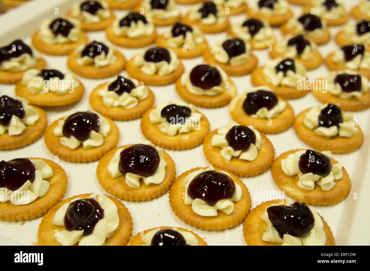 Cocktail party canapé di frutta crema nel deserto il vassoio Foto Stock