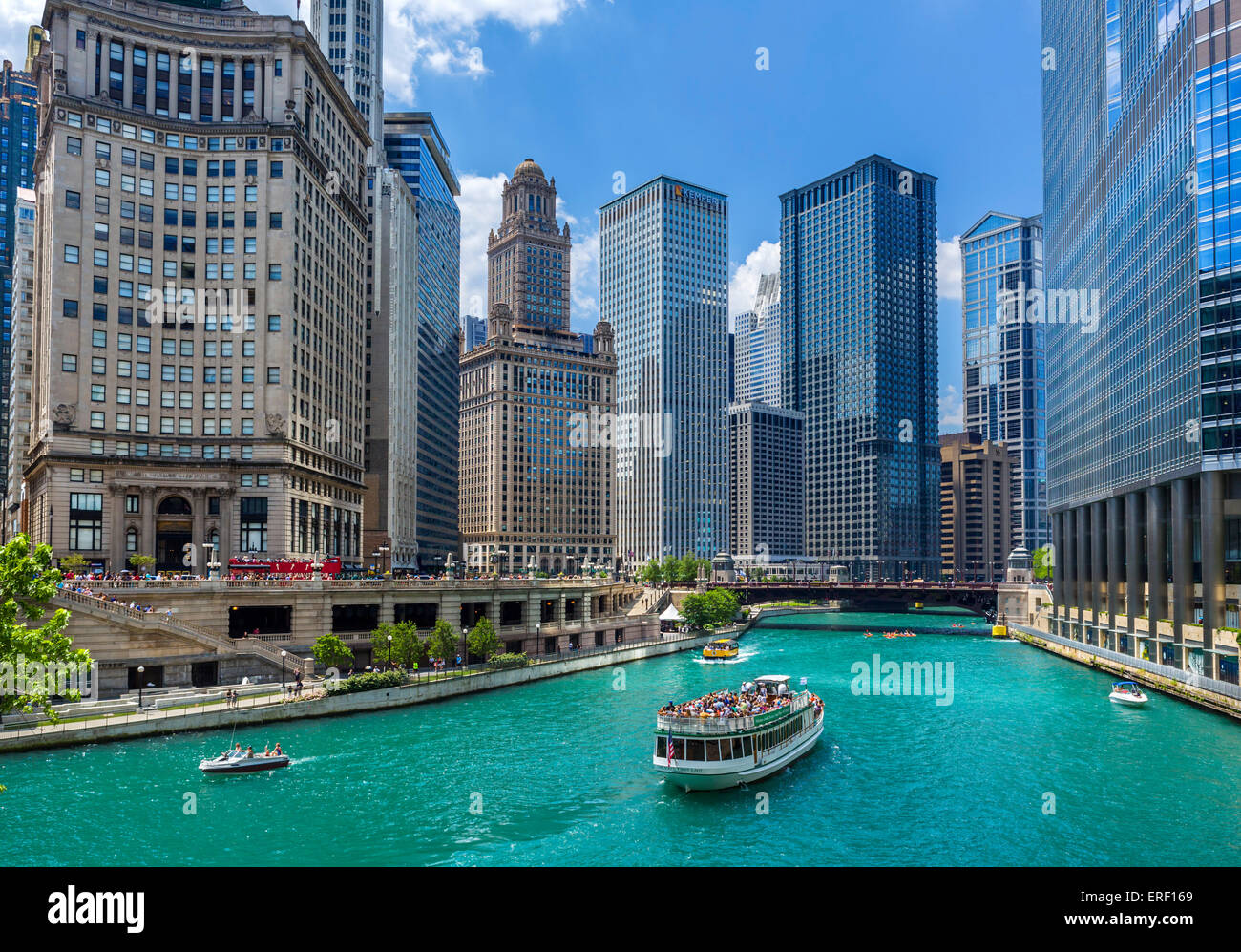 Skyline del centro e una crociera sul fiume in barca sul fiume di Chicago vicino a Michigan Avenue Bridge, Chicago, Illinois, Stati Uniti d'America Foto Stock