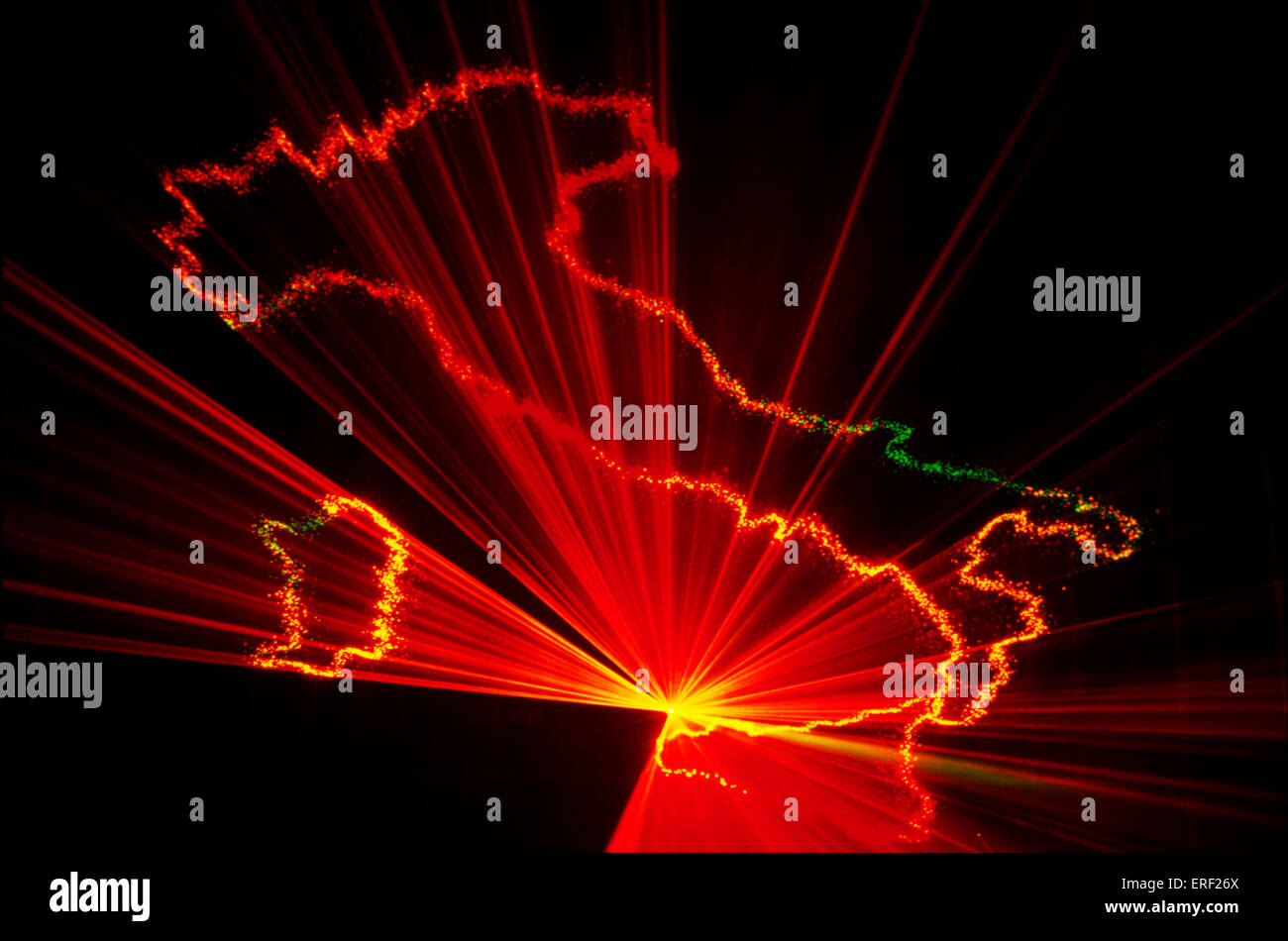 Fasci laser riflettendo su una cortina di acqua per formare la forma di Italia - dimostrazione presso l'annuale Fiera della Musica di Francoforte, Foto Stock