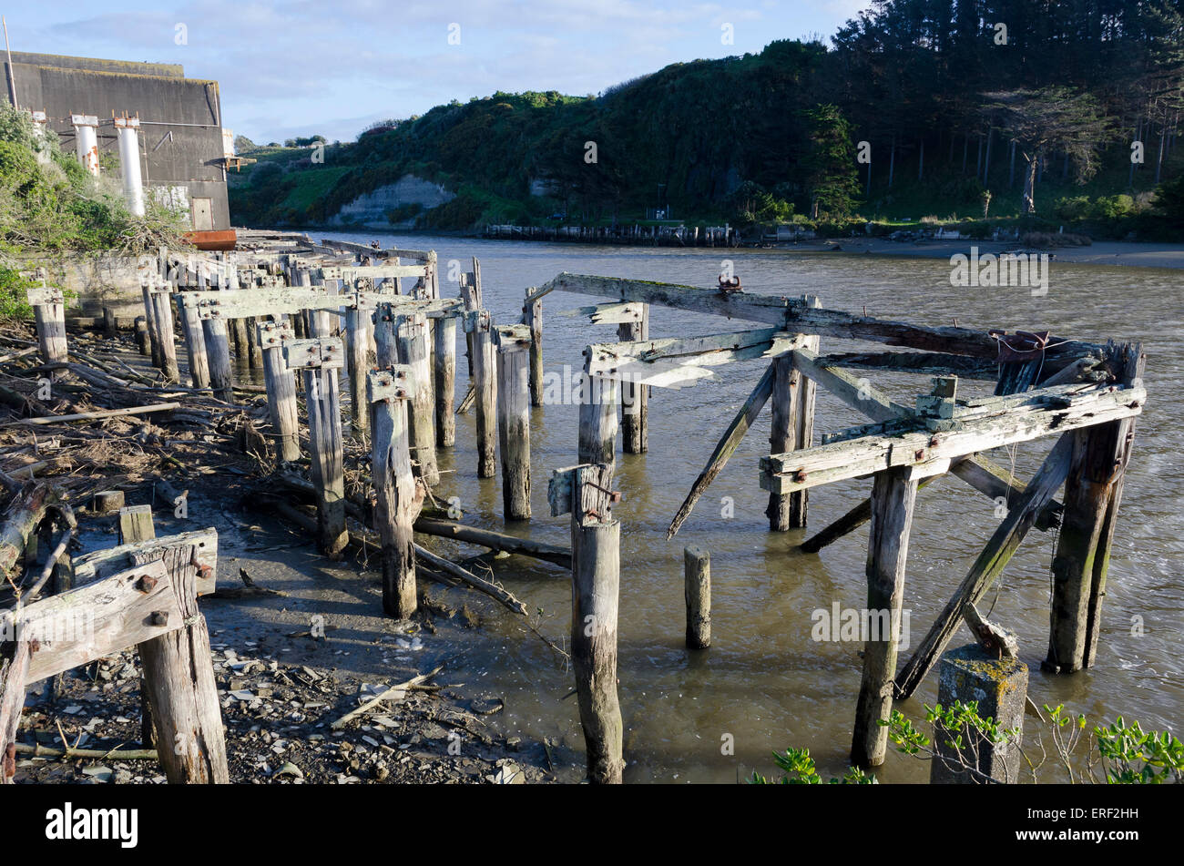 Pontile abbandonati accanto abbandonate le opere della carne, Patea, Taranaki, Isola del nord, Nuova Zelanda Foto Stock