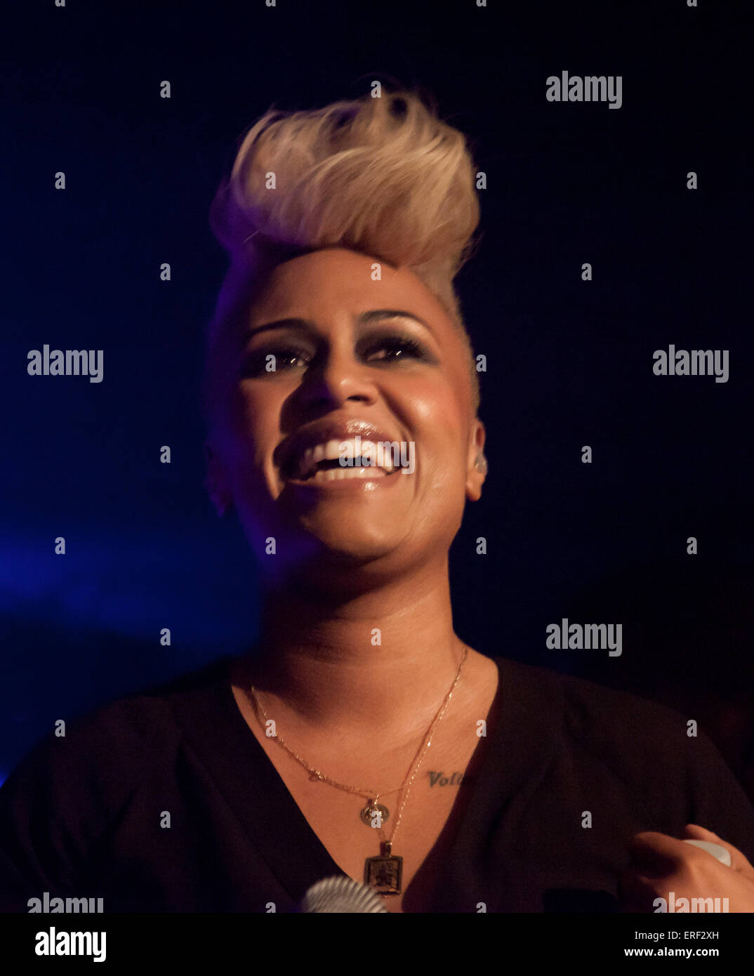 Emeli Sande effettuando in corrispondenza di Oran Mor, Glasgow, 1 novembre 2011 Foto Stock