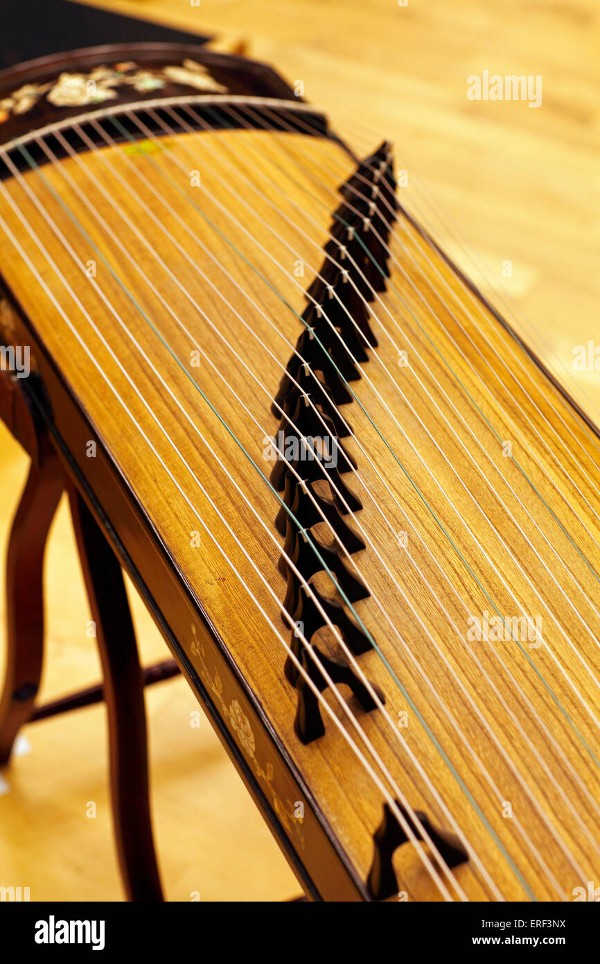 Zheng, Guzheng o Gu Zheng - Pizzicate Cinese cetra, strumento tradizionale Foto Stock