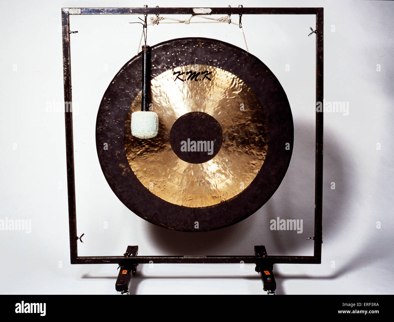 Tam-tam (o tamtam) - strumento a percussione, simile a gong. Foto Stock