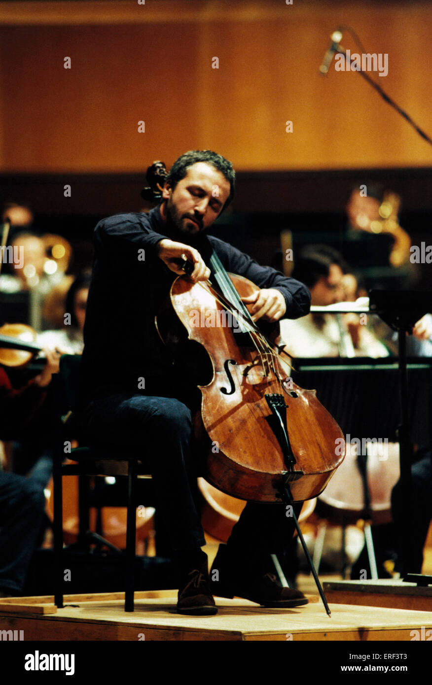 Mario Brunello - Italiano il violoncellista ripassando con BBC Orchestra nazionale del Galles, 1999. Gli occhi chiusi. Foto Stock