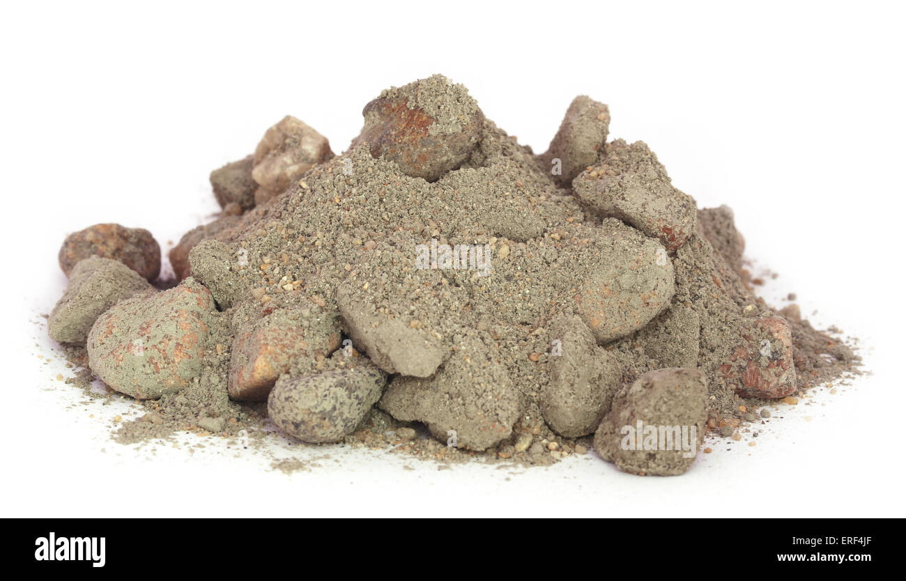 Il cemento grigio polvere con materiali concreti su sfondo bianco Foto Stock