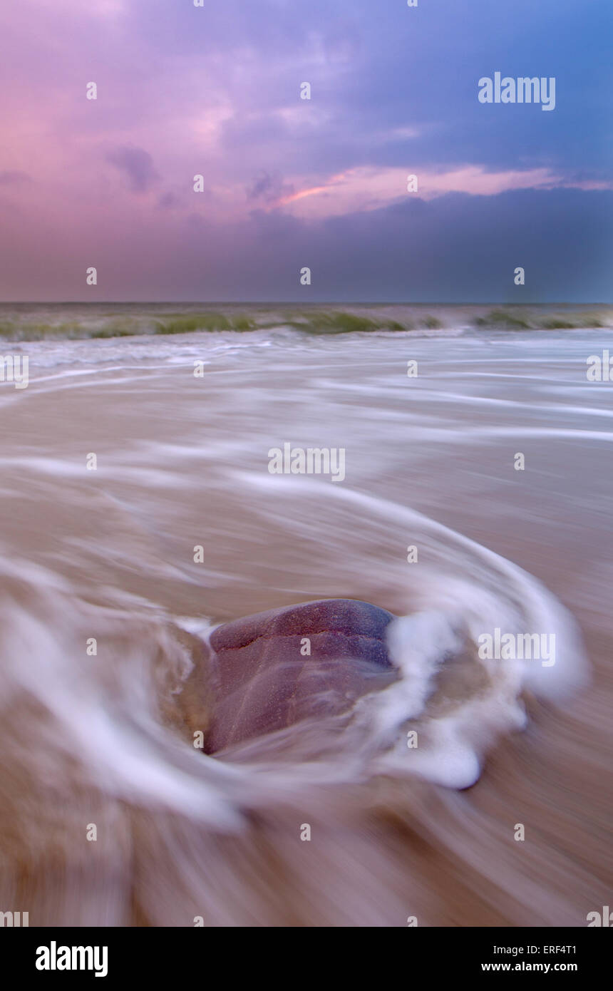 Spruzzi delle onde in spiaggia, Hayling Island, spiaggia Bandiera Blu, Hampshire, Inghilterra, Sud REGNO UNITO Foto Stock