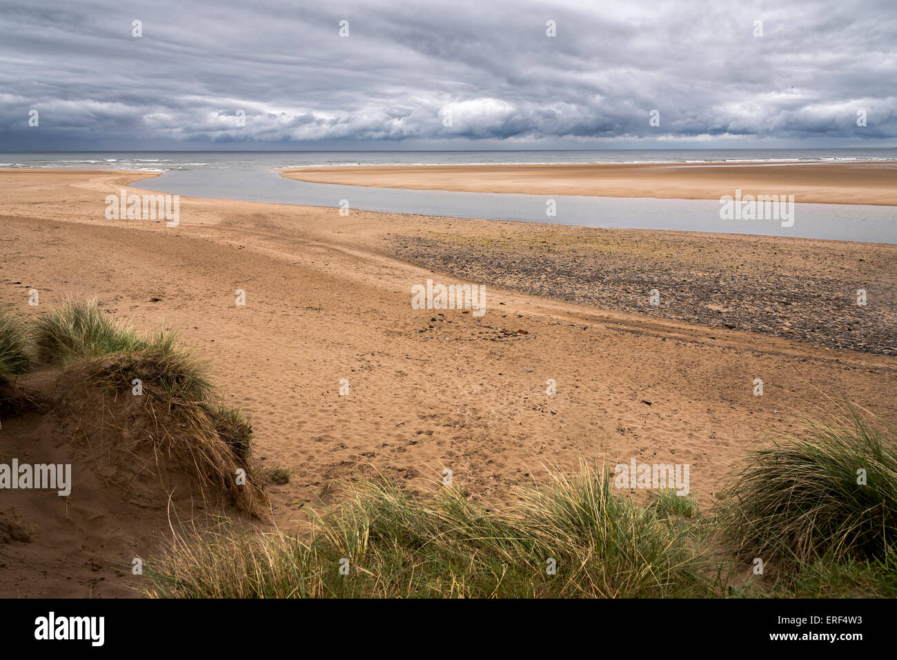 La foce del fiume Aln a Alnmouth. Northumberland. Inghilterra del nord est. Sabbia sputa del mare del Nord. Giornata grigia. Foto Stock