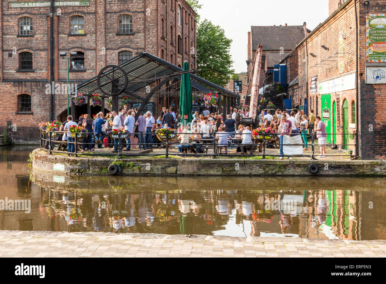 Le persone che bevono alla Canalhouse, una banca Canale di Beagle pub vittoriano in edifici industriali dalla Nottingham e Beeston Canal a Nottingham, Inghilterra, Regno Unito Foto Stock