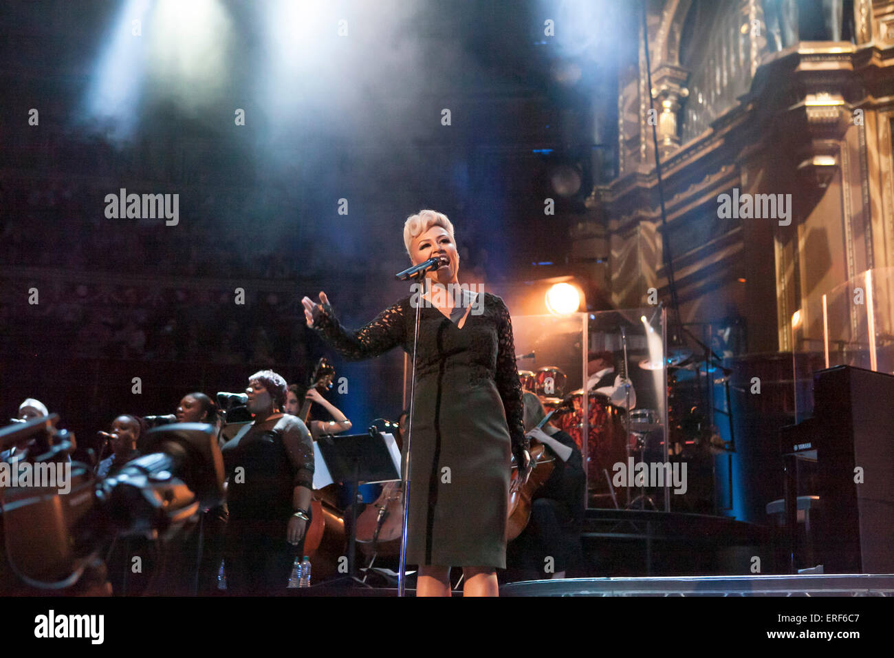 Emeli Sande assalto il Royal Albert Hall di Londra stadio nel novembre 2012 con brani dal suo numero uno album di vendita la nostra versione Foto Stock