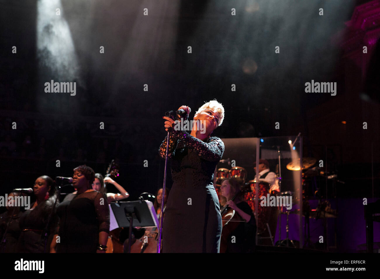 Emeli Sande assalto il Royal Albert Hall di Londra stadio nel novembre 2012 con brani dal suo numero uno album di vendita la nostra versione Foto Stock