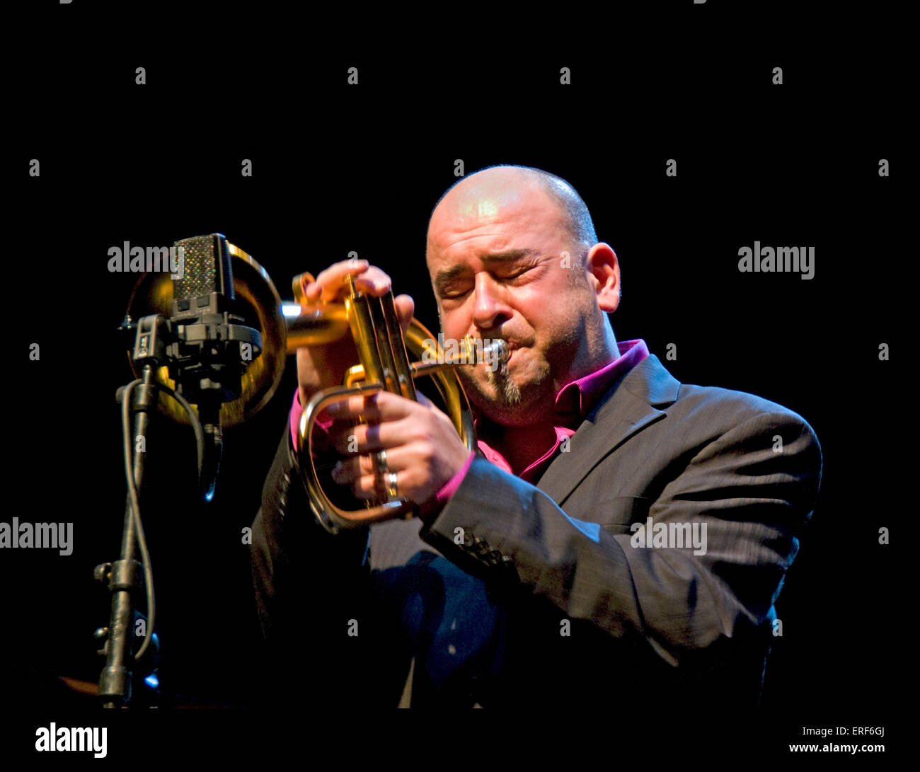 Jazzista francese Stéphane Belmondo (b. 08/07/1967) giocando flicorno con il suo quartetto in Alès, in Francia nel gennaio 2012. Anche Foto Stock