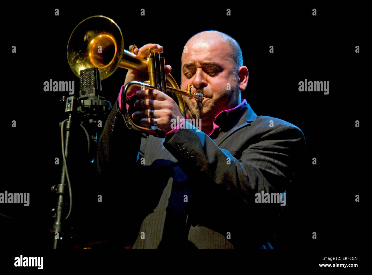 Jazzista francese Stéphane Belmondo (b. 08/07/1967) giocando flicorno con il suo quartetto in Alès, in Francia nel gennaio 2012. Anche Foto Stock