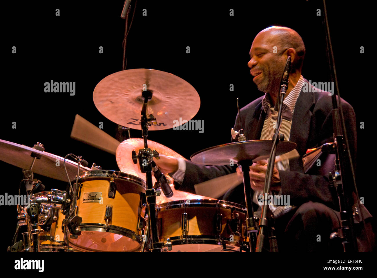 American batterista jazz Sangoma Everett eseguendo con la Stéphane Belmondo Quartetto in Alès, in Francia nel gennaio 2012. Ora vive Foto Stock