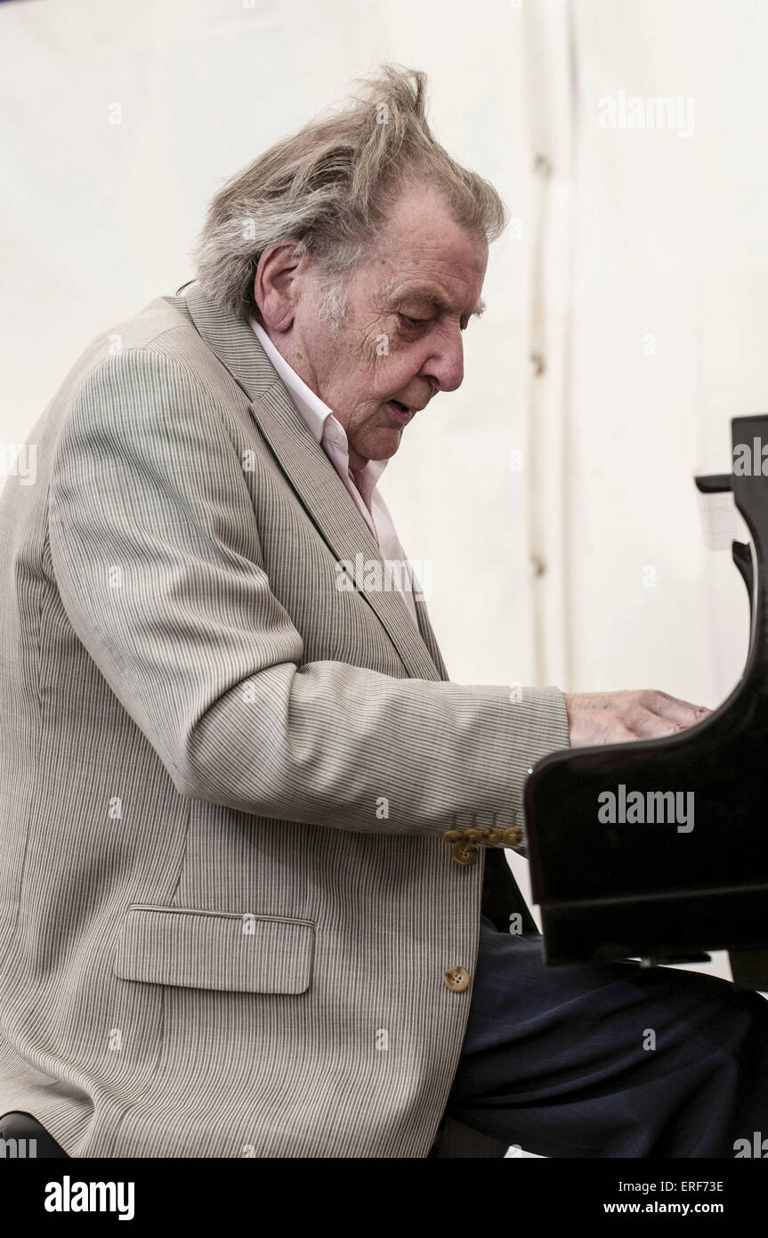 Stan Tracey suonare il pianoforte a Swanage Jazz Festival, Dorset, Inghilterra. Stan Tracey CBE ha stato un prode del jazz britannico sinusoidale di scena i primi anni cinquanta e ha suonato con importanti musicisti in tutto il mondo. Egli è particolarmente nota per il suo tempo con Ronnie Scott e del suo album "sotto Milkwood' basata sulla poesia di Dylan Thomas. Foto Stock