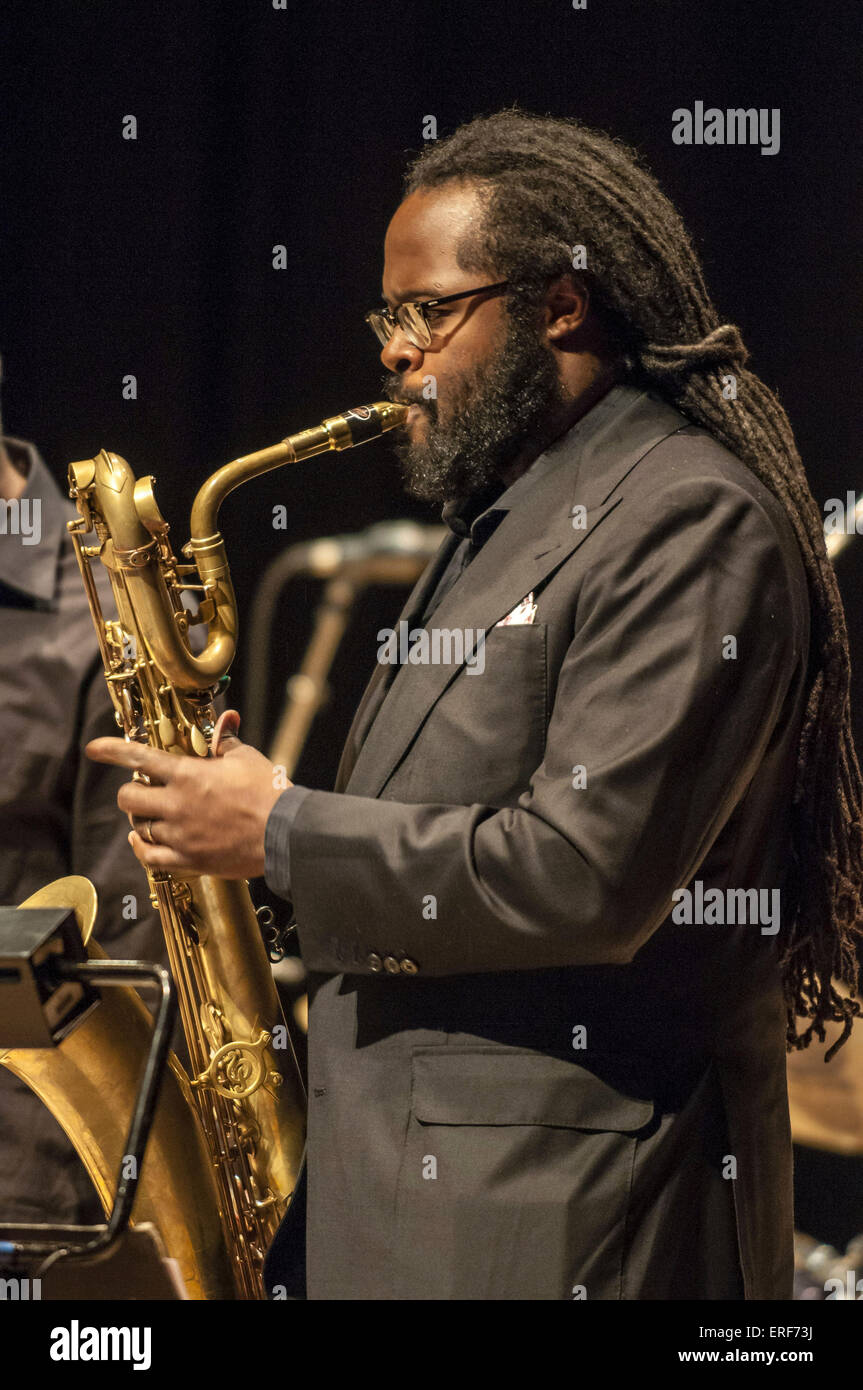 Jason Marshall, il baritono americano sassofonista, eseguendo con Abdullah Ibrahim presso il Teatro di incudine in Basingstoke, Foto Stock