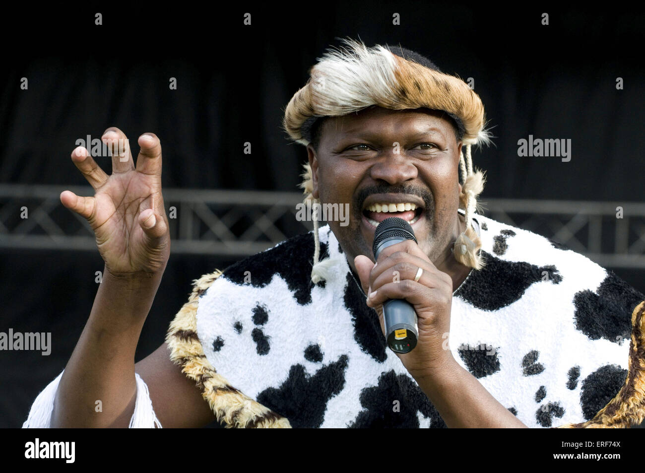 Albert Nyathi eseguendo brani e poesia presso il Festival di Salibury. Albert Nyathi è lo Zimbabwe' prestazioni premier dub-poeta. Le sue performance sono spesso sostenuti da potenti musica. Albert è noto come 'Äúthe voce dell'invisibile" - l'uomo che parla il silenzio parole di quelli senza voce. Il suo lavoro è stimolante, controverso e spiritosa e la sua fase di show è carismatico ed energico. Foto Stock