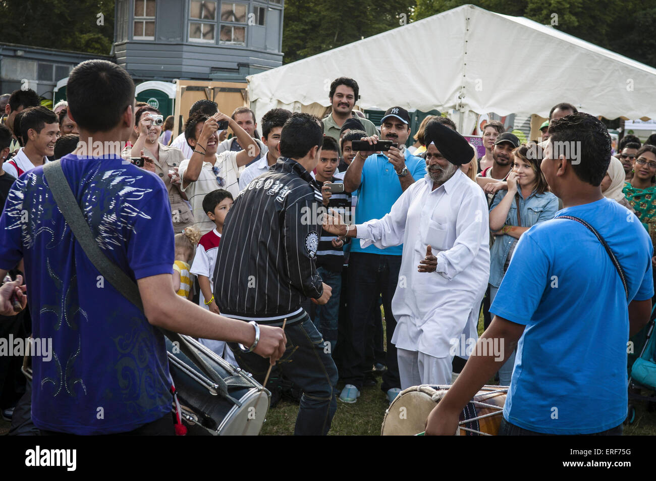 Un danze sikh alla mela a Southampton, Inghilterra. Foto Stock