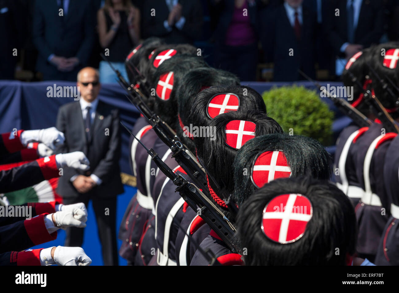 Roma, Italia. 2 Giugno, 2015. Parata militare e flypast per la 69anniversario della Repubblica italiana, Foro Imperiali, granatieri sardi. Roma, Italia. 6/2/15 Credit: stephen Bisgrove/Alamy Live News Foto Stock