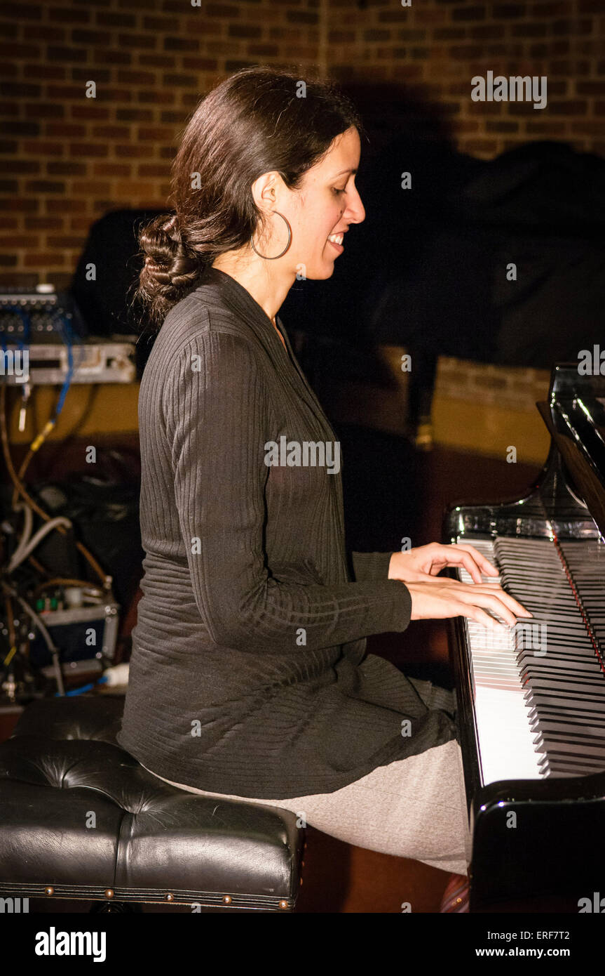 Inglese pianista e compositore Zoe Rahman durante i controlli audio al Turner Sims Concert Hall di Southampton, Inghilterra. Foto Stock