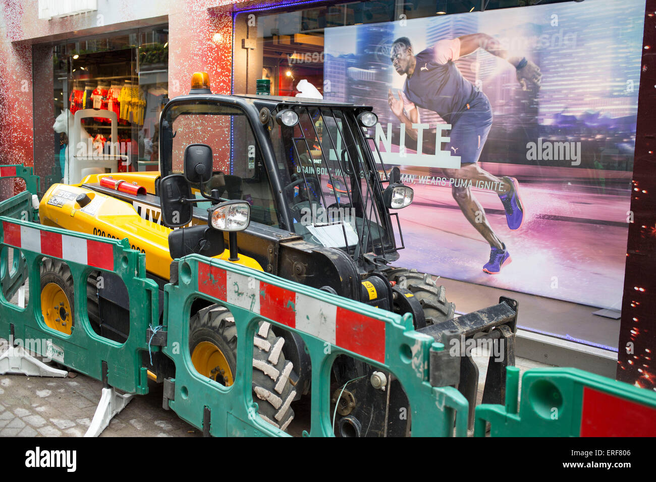 Abbigliamento sportivo vetrina con un annuncio contenente Usain Bolt interagisce con opere di strada su Carnaby Street a Londra, Regno Unito. Foto Stock