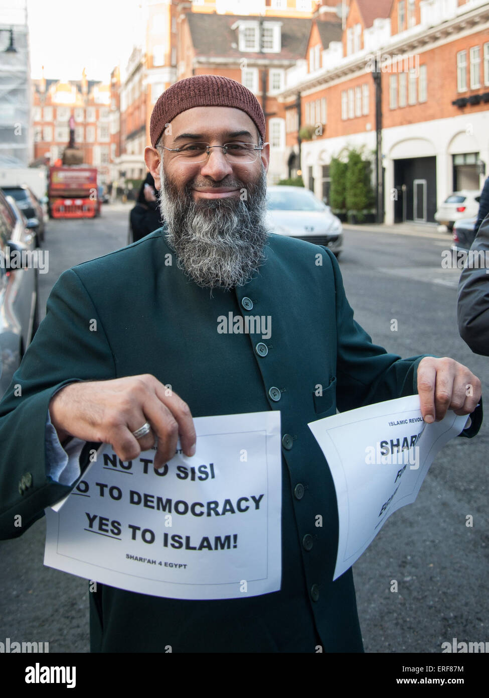 Anjem Choudary, musulmano britannico, islamisti e attivista politico, a una protesta contro il generale Sisi presso l'ambasciata egiziana a Londra. Dotato di: Anjem Choudary dove: London, England, Regno Unito quando: 28 Nov 2014 Credit: Pietro Maclaine/WENN.com Foto Stock