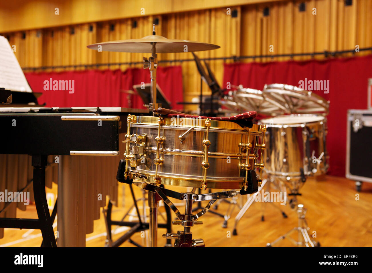 Tamburo rullante in una sezione di percussione. Foto Stock