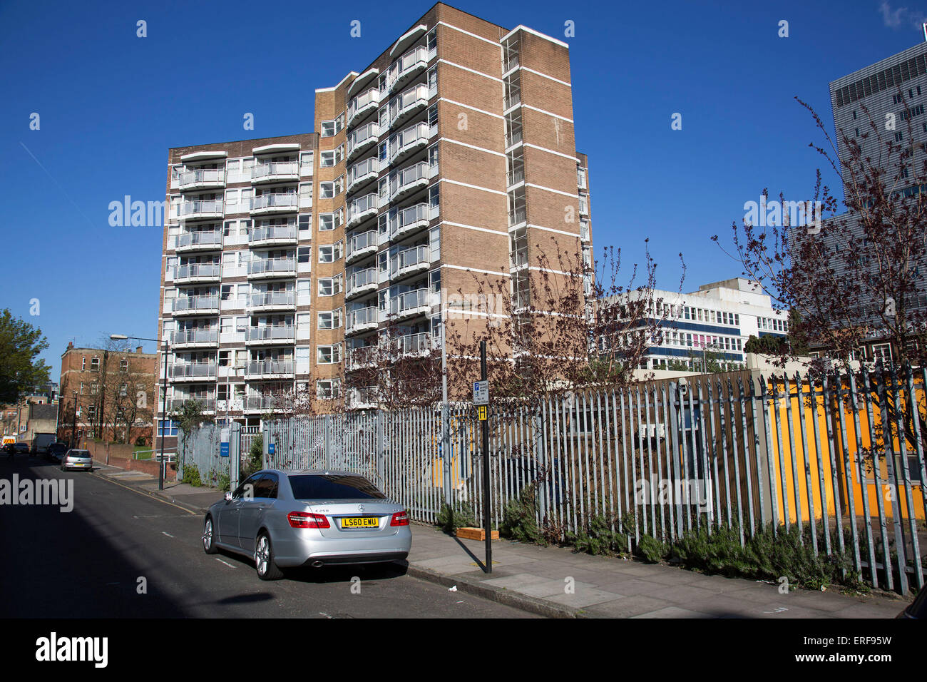 Complesso residenziale a Whitechapel, East London, Regno Unito. Consiglio estates come questo sono molto comuni in tutto Tower Hamlets, che è il più popoloso quartiere nel Regno Unito. Foto Stock