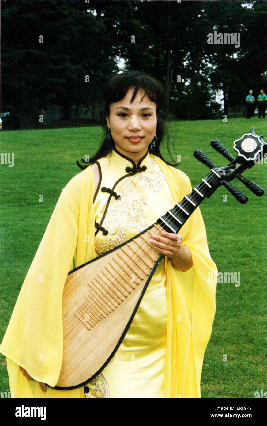 Pipa solista Yang Jing tenendo la pipa presentate spennate, traforato, 4 stringhe Foto Stock