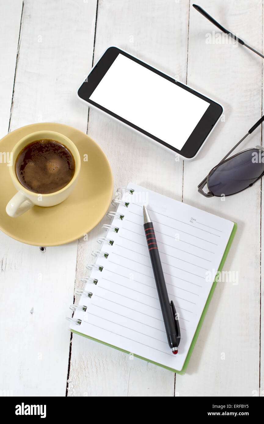 Vista dall'alto su un tavolo nel posto di lavoro con caffè Foto Stock