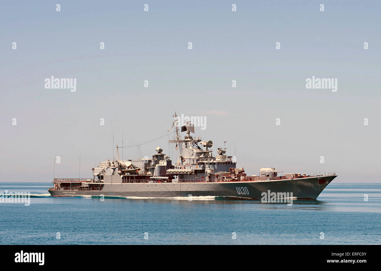 La marina militare ucraino Frigate Hetman Sahaydachniy durante le operazioni di formazione con la US Navy guidato-missile destroyer USS Ross Giugno 1, 2015 nel Mar Nero. Foto Stock