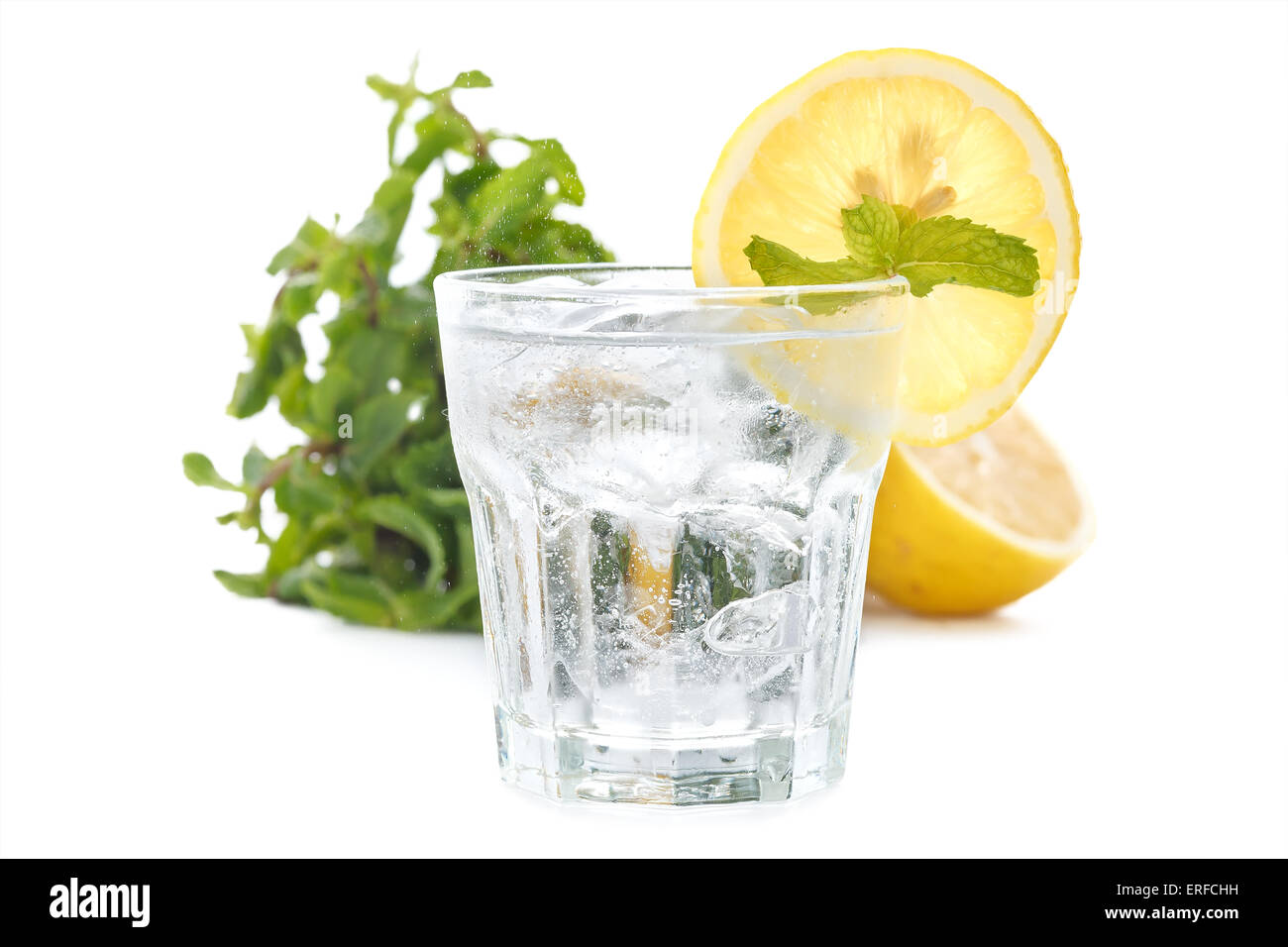 La soda al limone menta fresca bibita rinfrescante estivo ancora vita isolata sfondo bianco Foto Stock