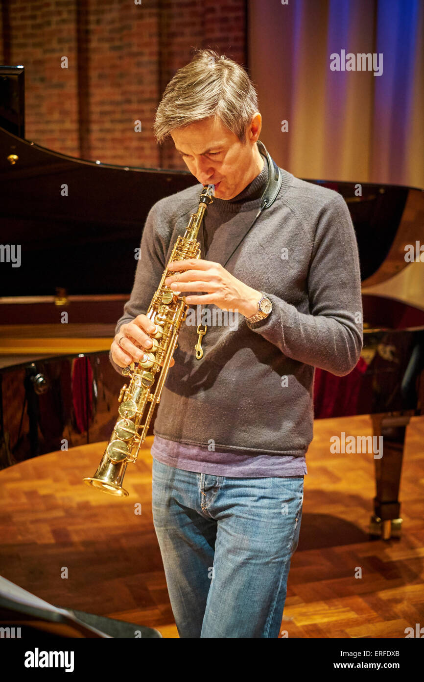 Dave O'Higgins durante i controlli audio con il Darius Brubeck Quartet al Turner Sims Concert Hall di Southampton, Inghilterra. Foto Stock