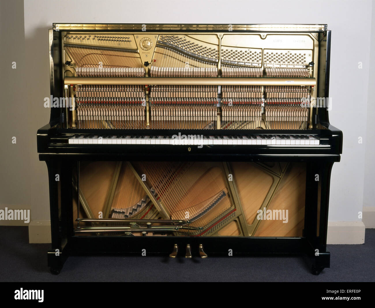 INSTR-TASTIERA - pianoforte - pianoforte verticale Yamaha pianoforte  verticale. Vista frontale di tutto il piano che mostra il meccanismo  interno Foto stock - Alamy