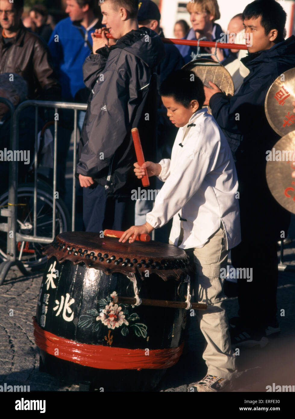 Tamburo cinese - boy giocare Barrel tamburo (simile al giapponese Daiko). Anche i cembali e altro tamburo. Foto Stock