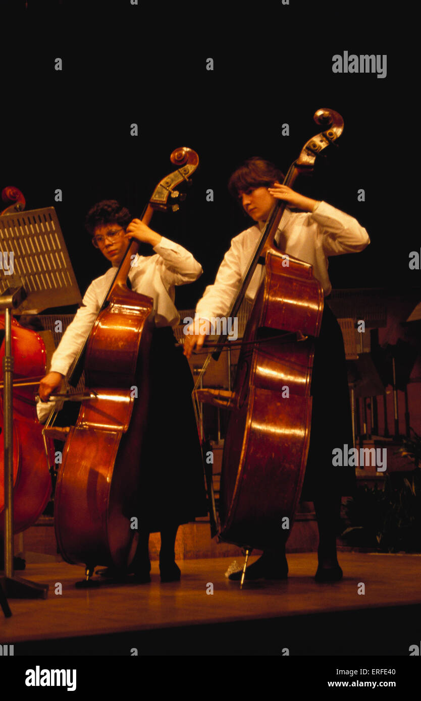 Double Bass giocato da due ragazze Foto Stock