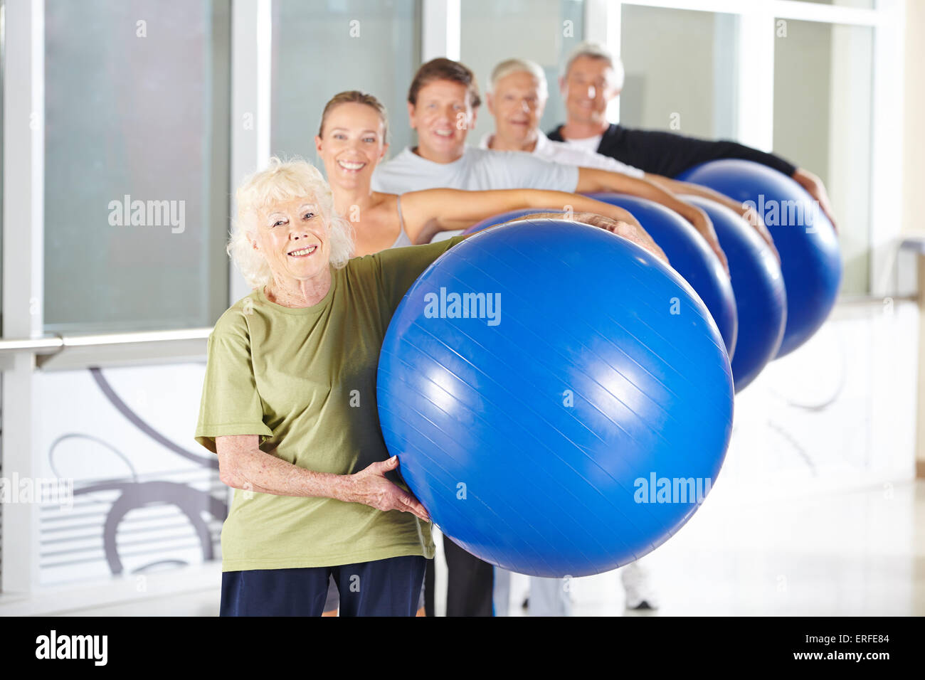 Gruppo di anziani portatori di palla in un centro fitness Foto Stock